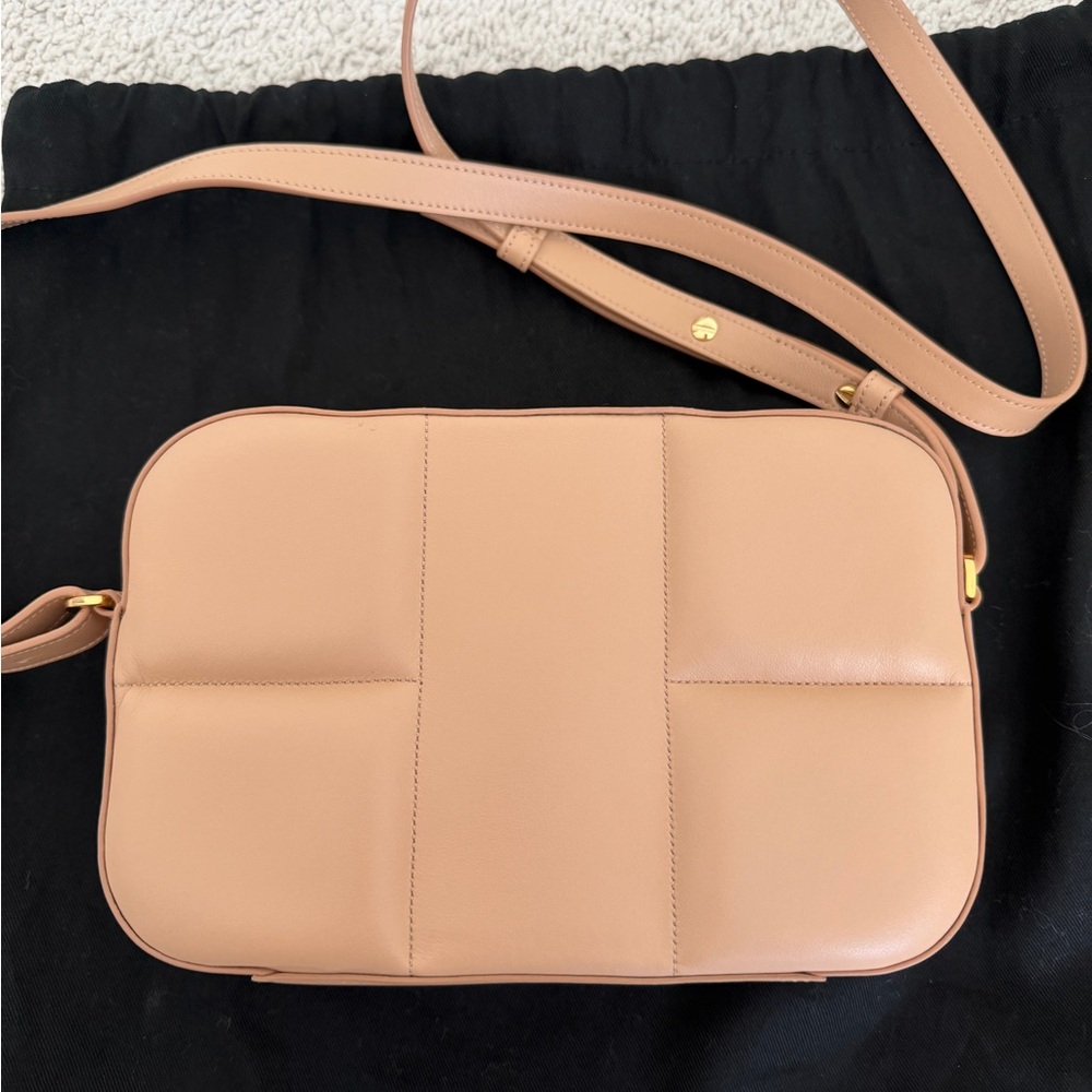 DeMellier Beige Crossbody Camera Bag - Picture 5 of 11